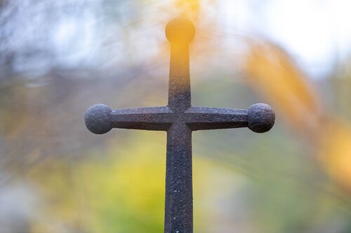 Grabmäler können verschiedenste Formen annehmen. Als Material wird meist Holz, Eisen oder Stein verwendet. Häufig gibt das Fest Allerseelen auch Anlass, Gräber neu zu schmücken.